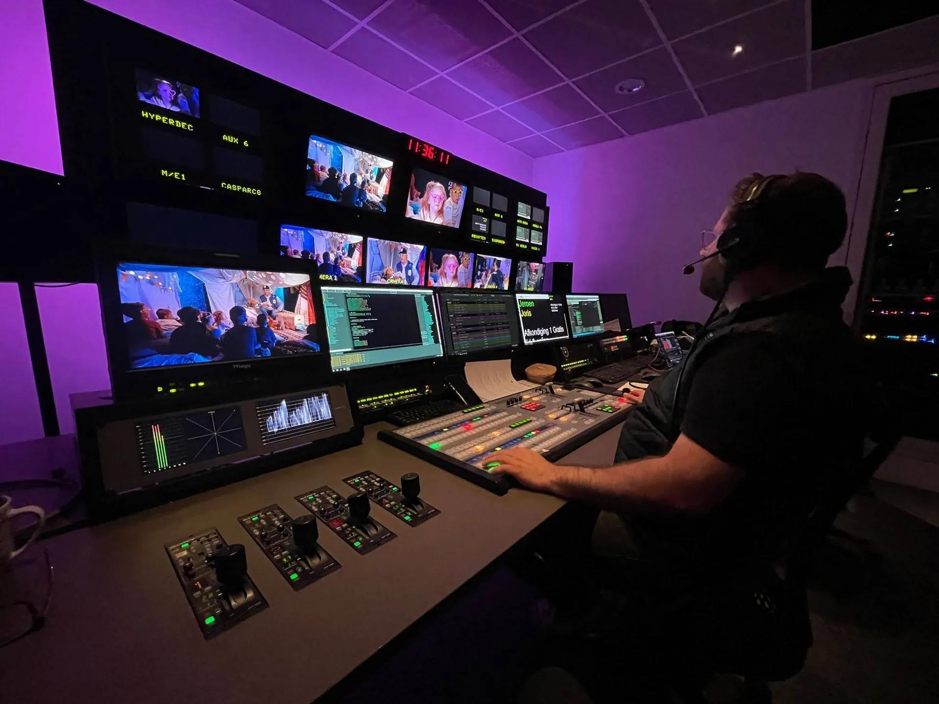 Operator achter de beeldmenger in een tv-regie