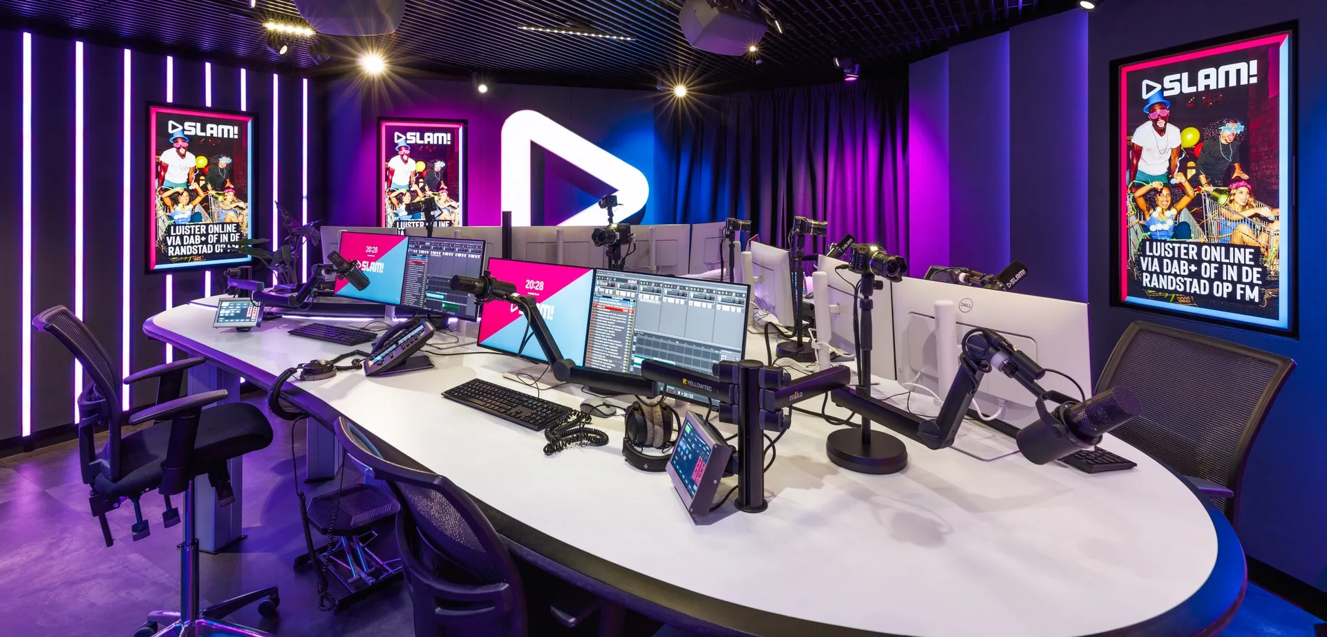 Radiostudio van SLAM! met camera's bij de microfoons op het presentatiebureau