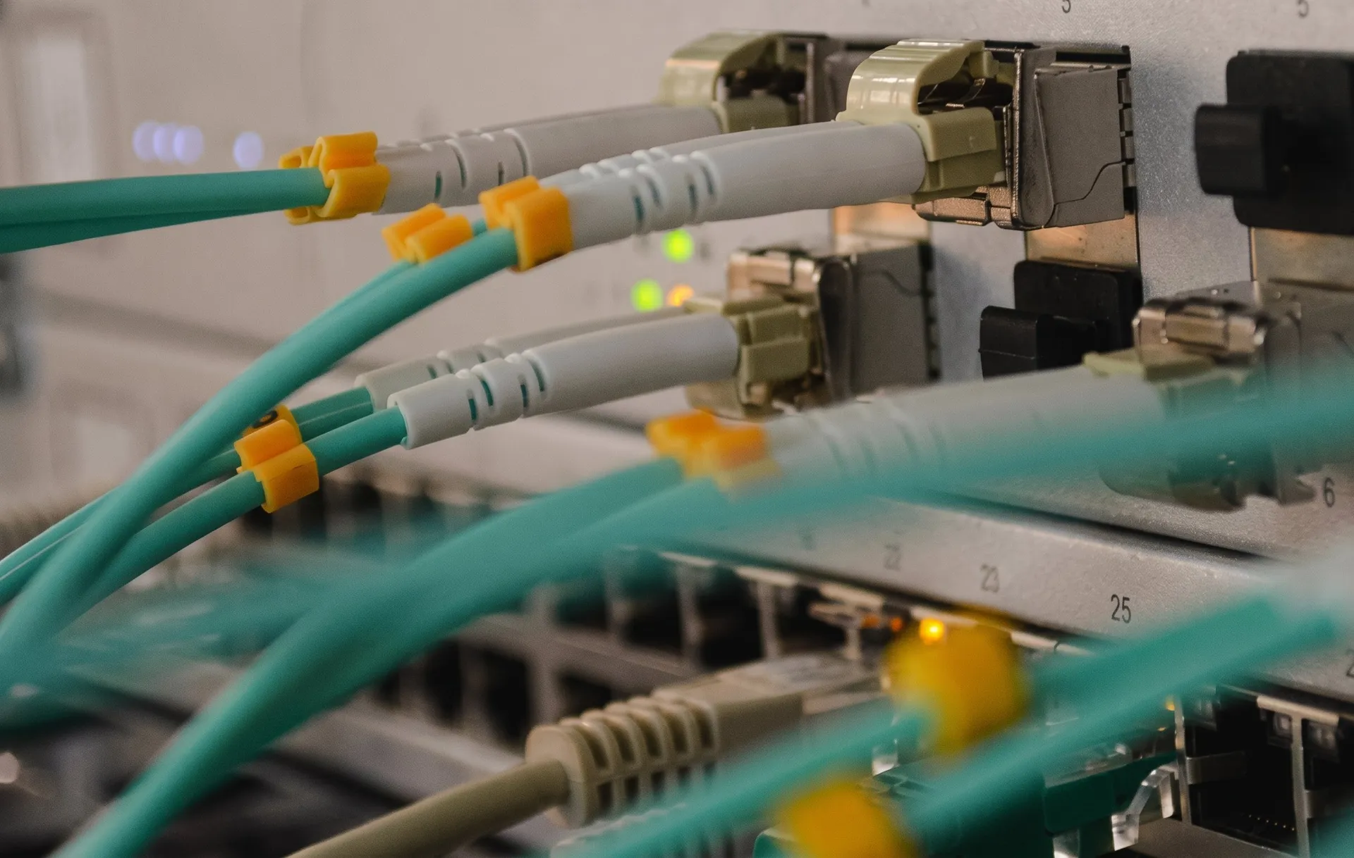 Glasvezelkabels aangesloten op een netwerkswitch