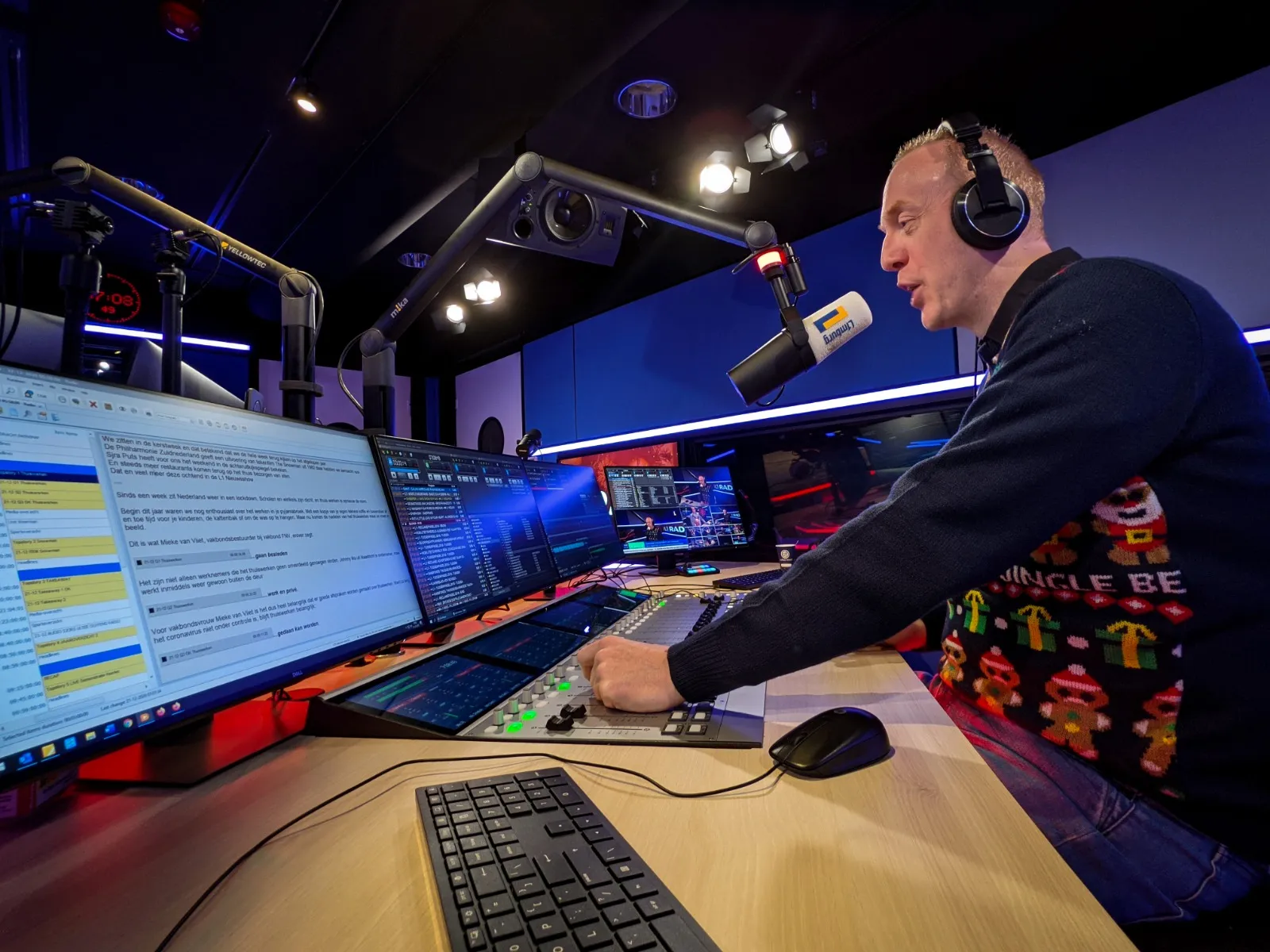 Presentator aan het werk in een radiostudio